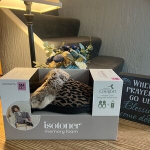 New in box isotopes cheetah animal print slippers slip ons 6.5 7